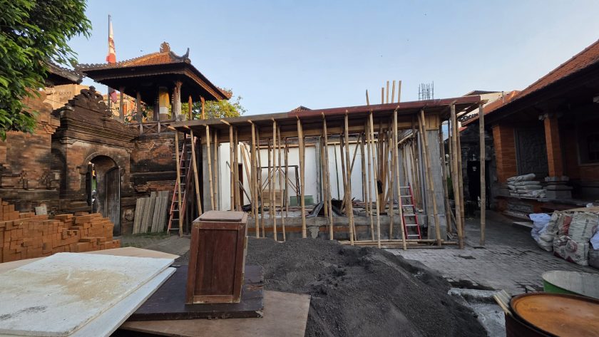Bale Gong bangunan tradisional Bali tempat menyimpan dan memainkan gamelan di Puri Tanjung Sari Pemecutan