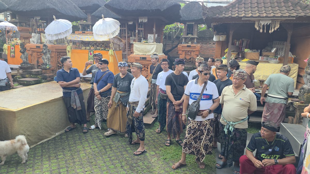 Pembongkaran Bale Banten - Semeton ngayah merenovasi Pemerajan Agung Puri Tanjungsari Pemecutan