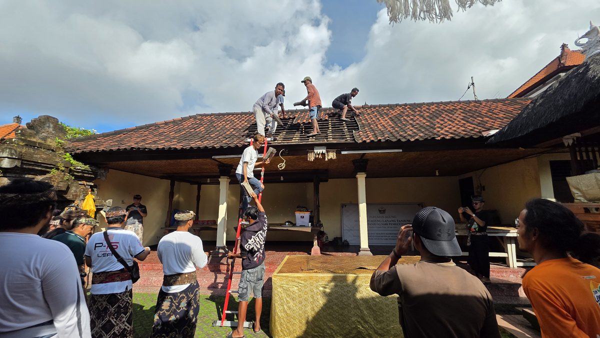 Semeton Agung Lanang Tanjung berkumpul saat ngayah di Pemerajan Agung Puri Tanjungsari Pemecutan