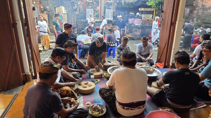 Ngayah Bersama Semeton - Pengarahan sebelum gotong royong di Pemerajan Agung Puri Tanjungsari Pemecutan